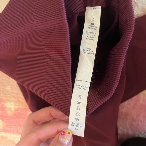 Lululemon Zone In Tight Size 2 in Wine Berry - Picture 6 of 9